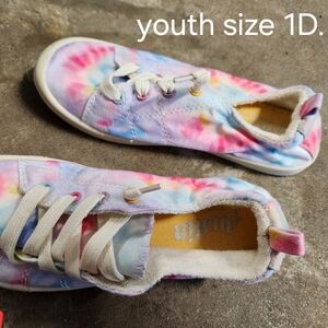 Youth girls size 1D sneakers